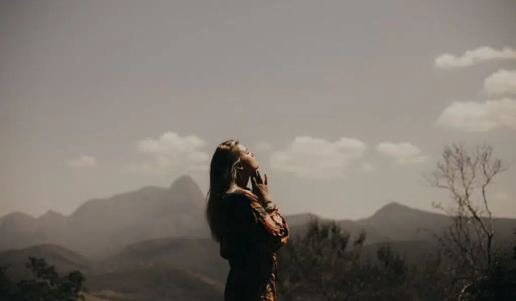 aquarius woman praying