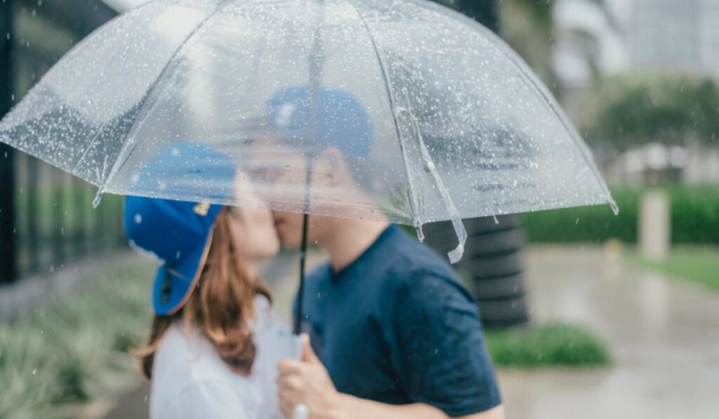 lilith square north node couple kissing in the rain