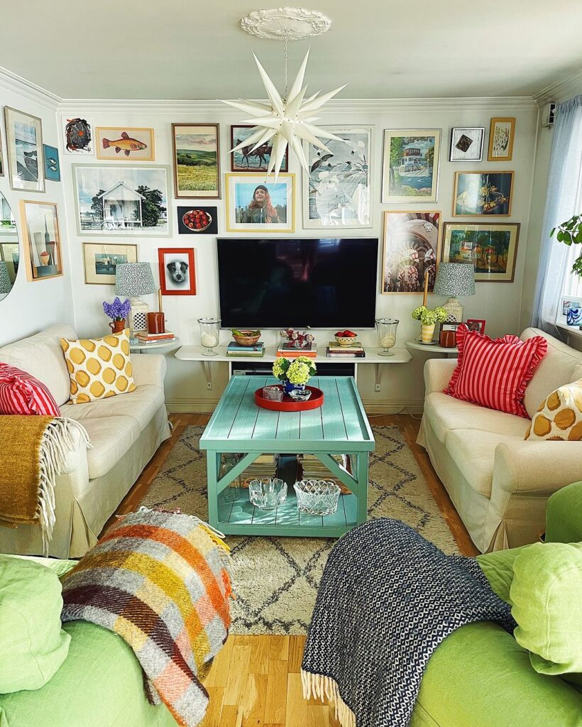 colorful-eclectic-living-room-gallery-wall