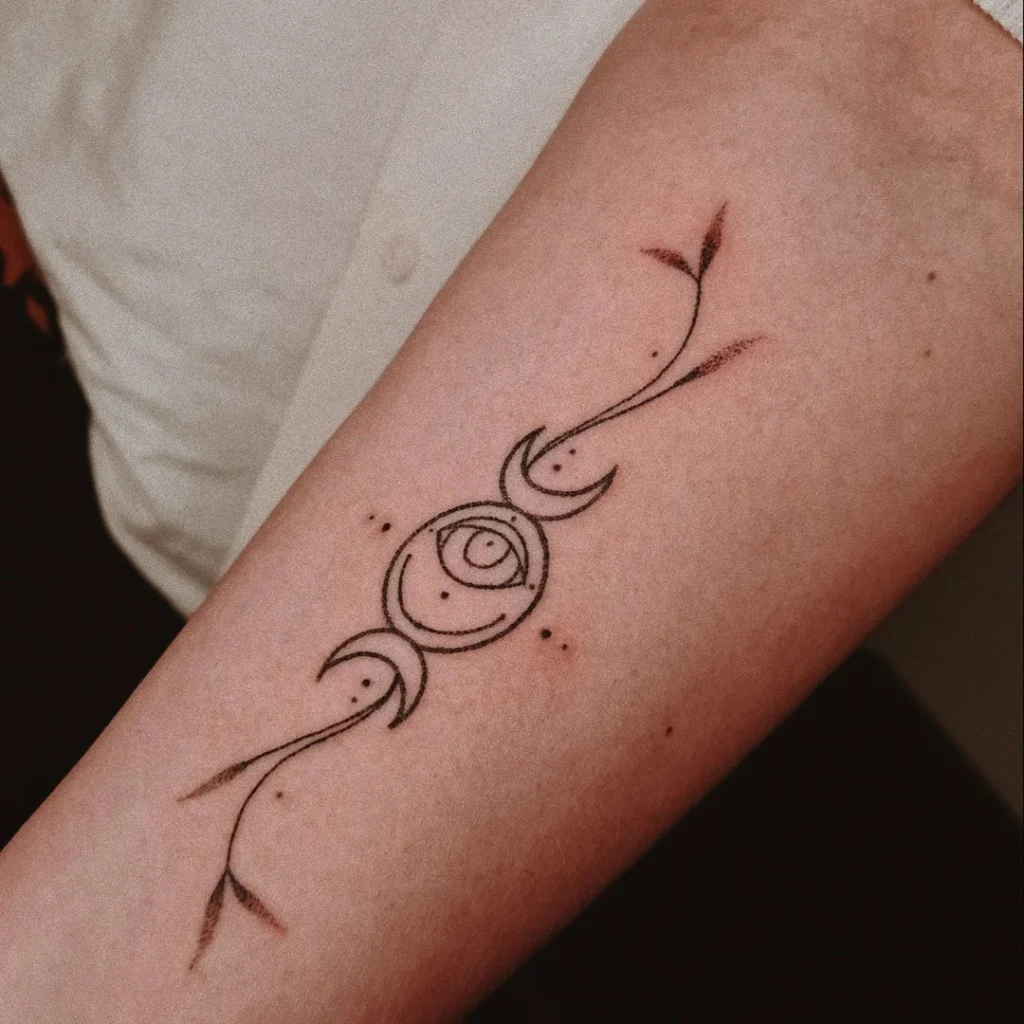 minimalist-eye-and-moon-tattoo