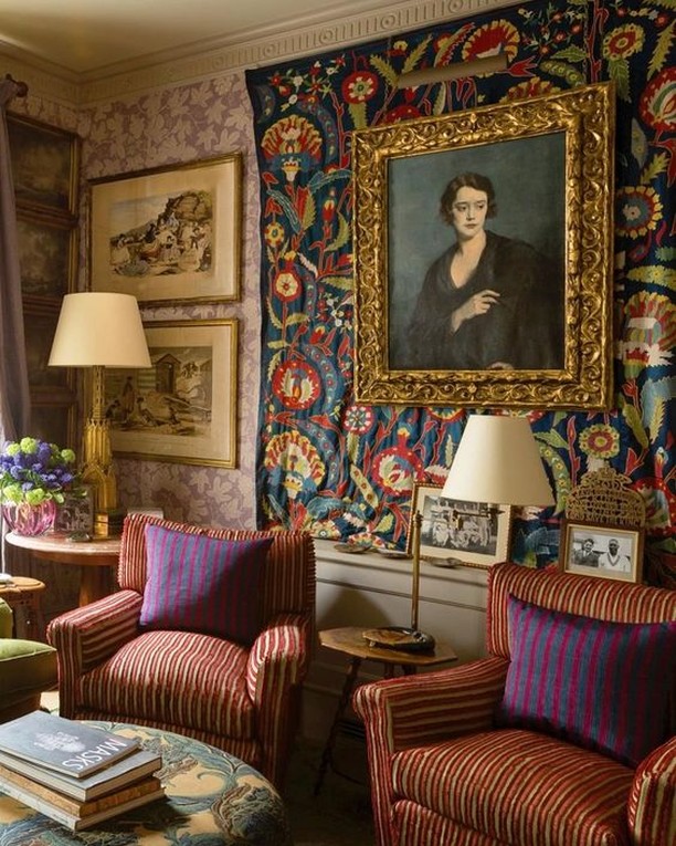 moody-maximalist-sitting-room-tapestry-gallery-wall