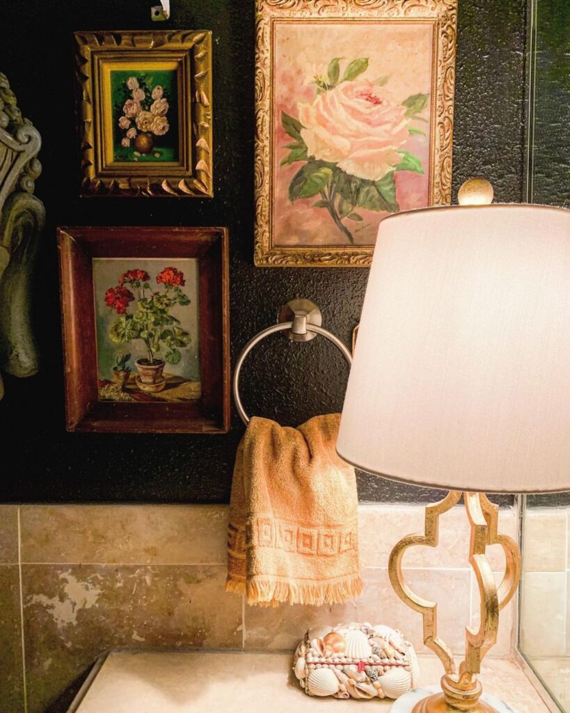 vintage-maximalist-bathroom-wall-art-eclectic