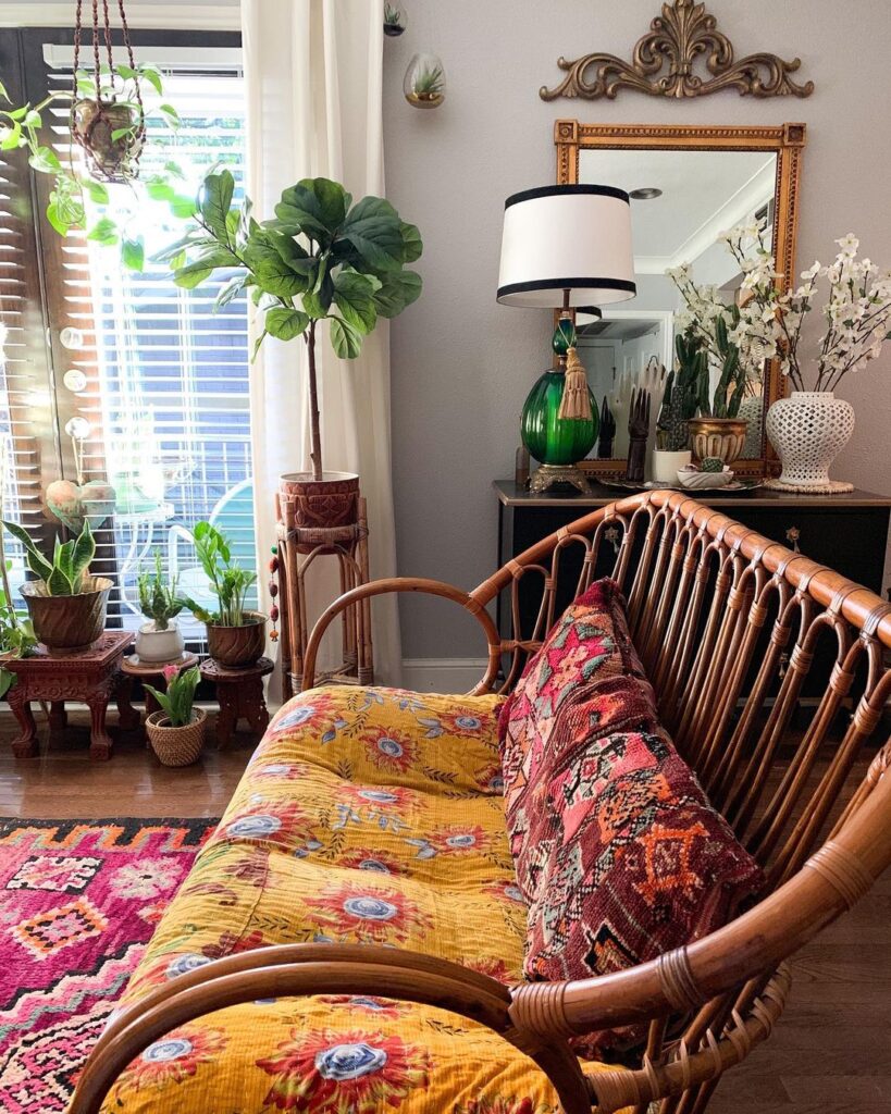 vintage-maximalist-living-room-boho-seating