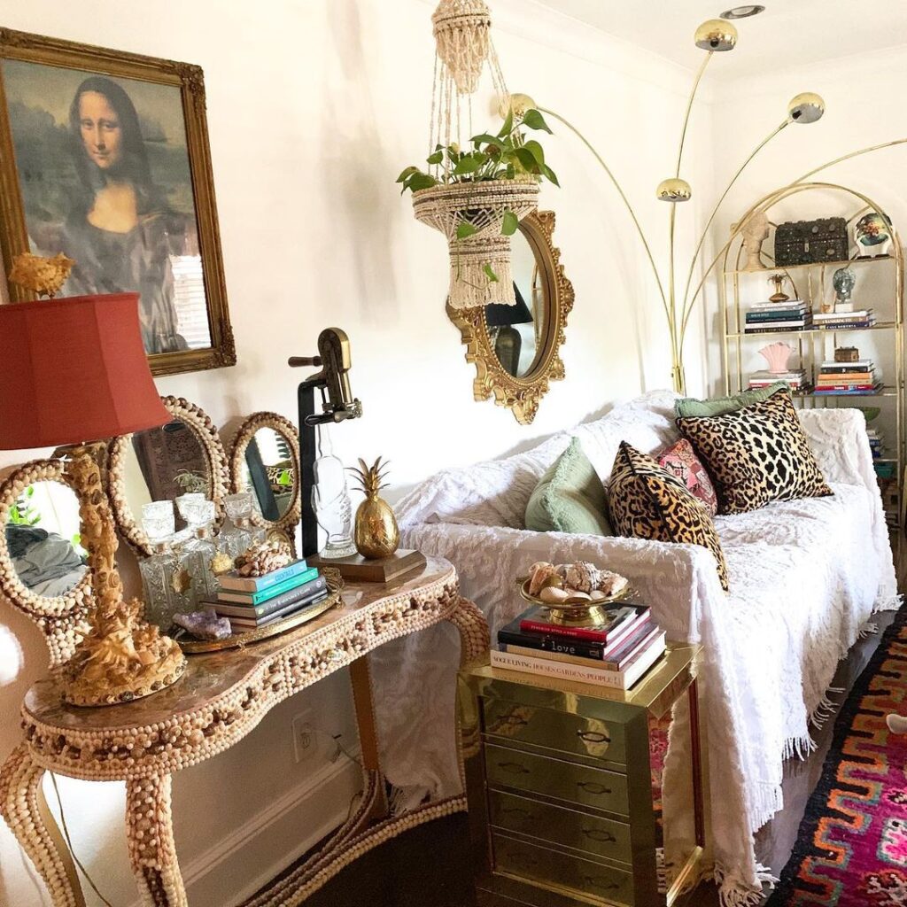 vintage-maximalist-living-room-eclectic-details