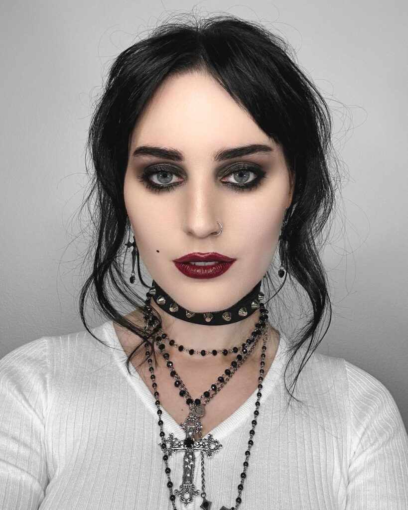 gothic-witch-makeup-smoky-eyes-red-lips-gothic-accessories