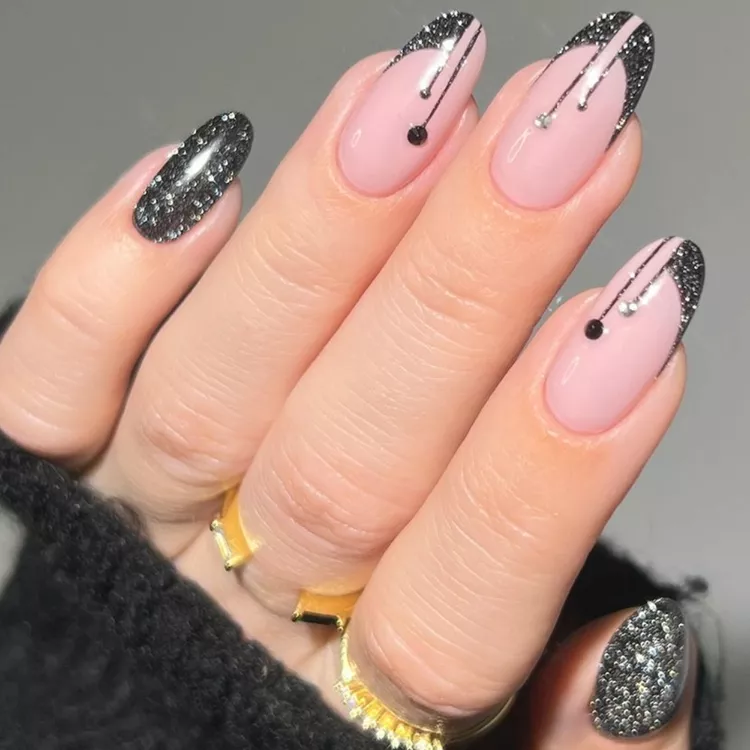 Black-Glitter-Drip-Nail-Design