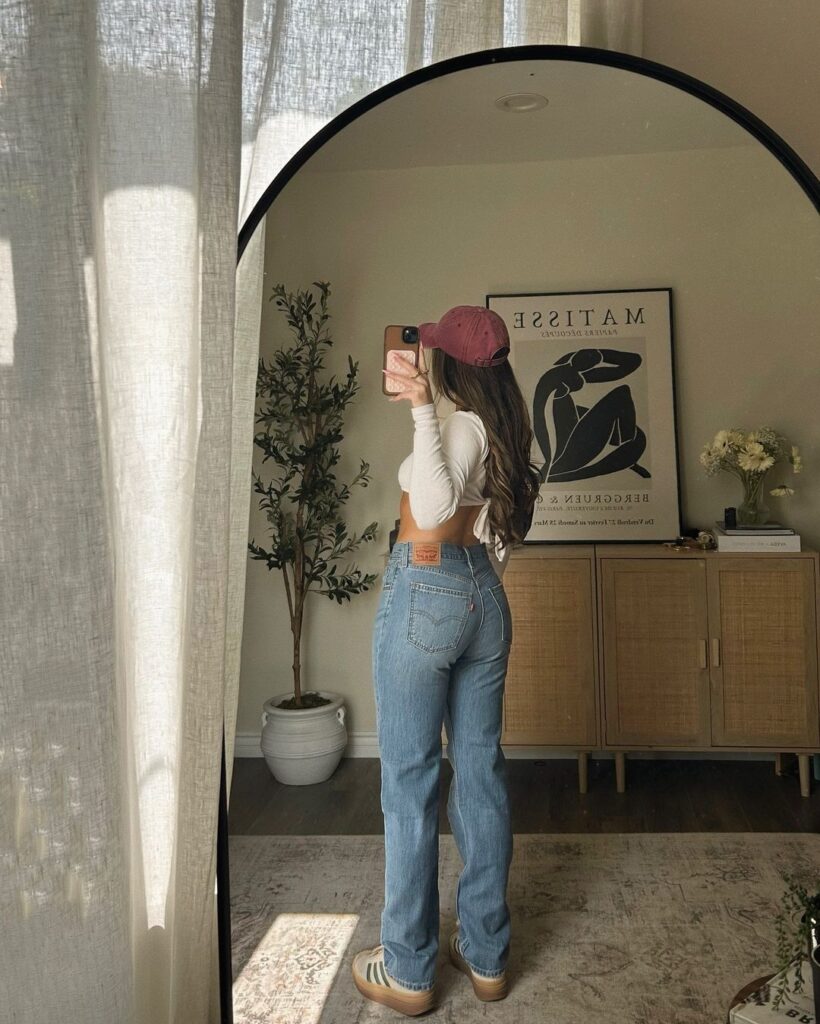 casual-long-sleeve-crop-top-and-straight-leg-jeans