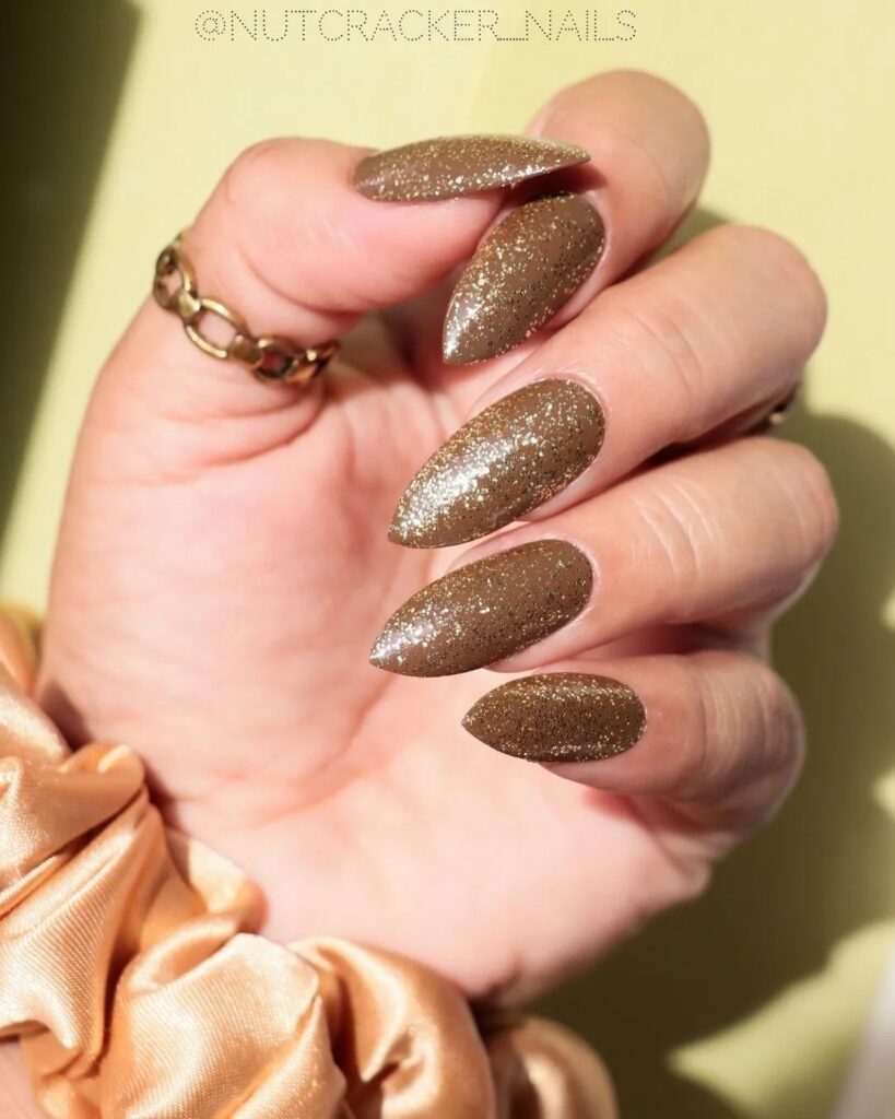 gold-glitter-neutral-nail-design