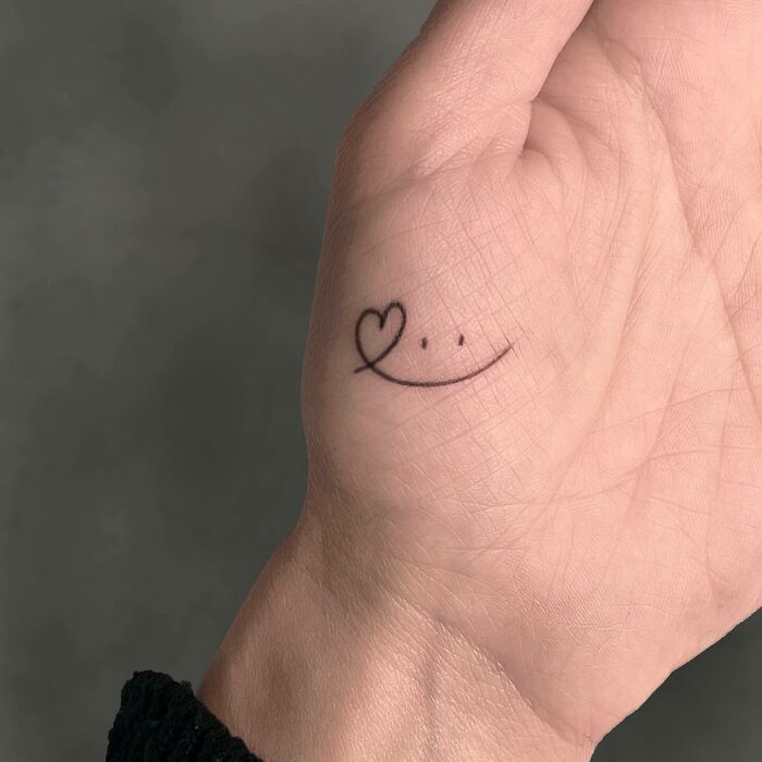 heart-smiley-hand-tattoo-minimalist