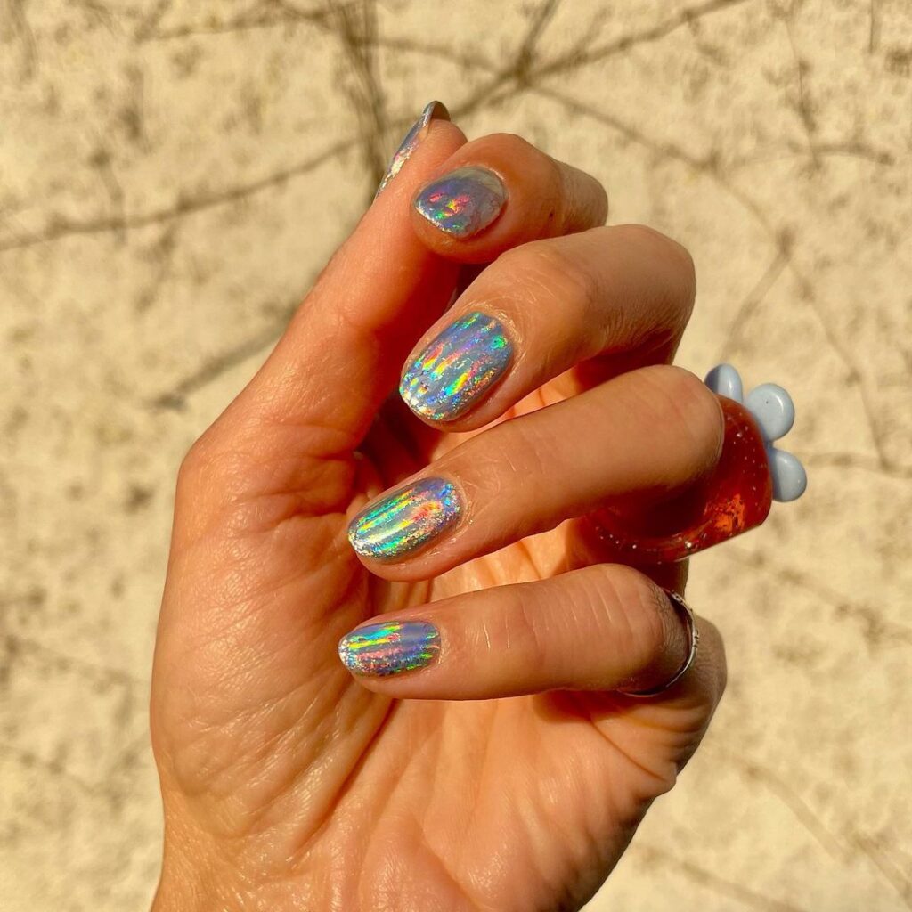 holographic-chrome-nail-design