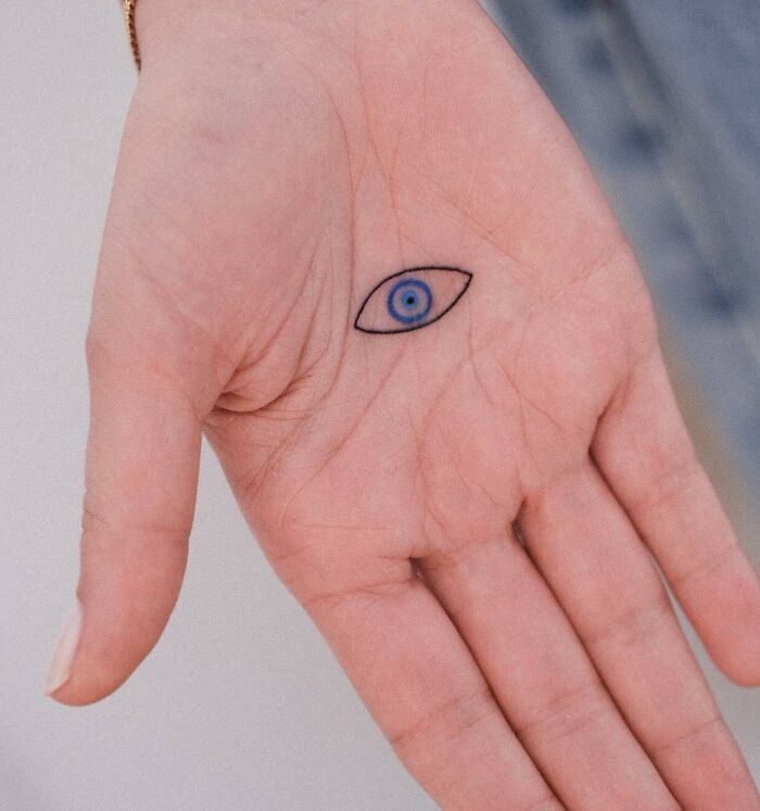 minimalist-blue-eye-palm-tattoo