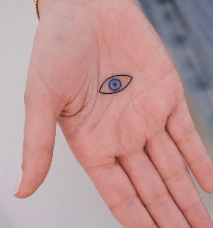 minimalist-blue-eye-palm-tattoo
