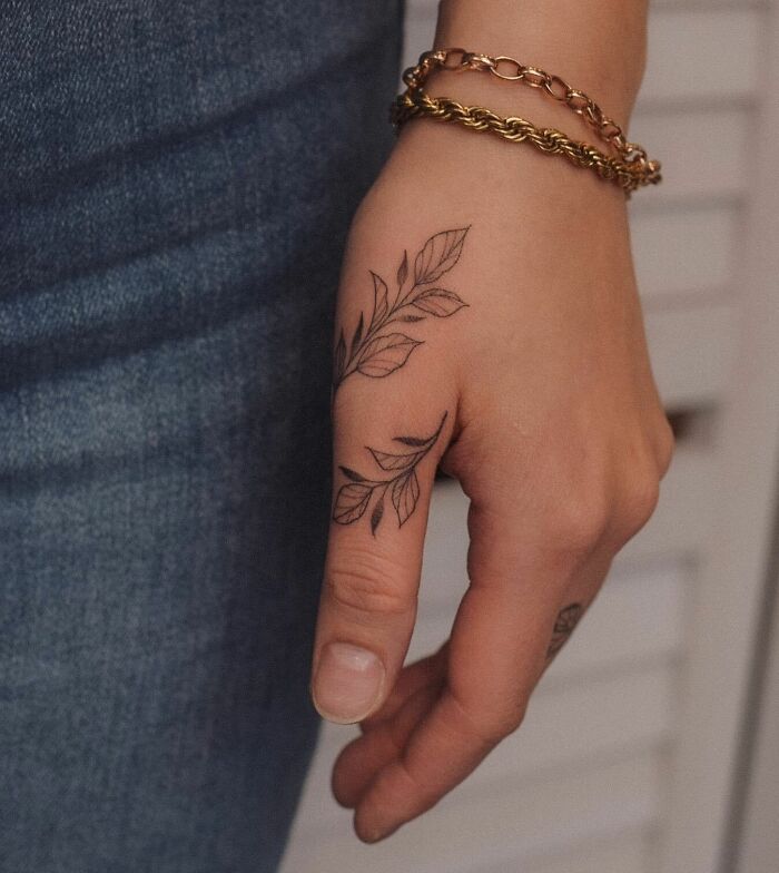 minimalist-leaf-hand-tattoo-elegant-design