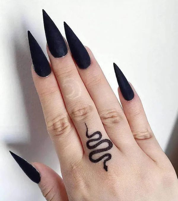 snake-finger-tattoo