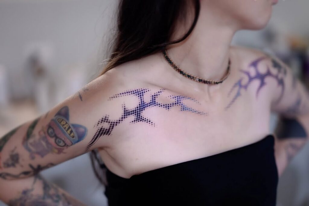 abstract-dot-pattern-collarbone-tattoo