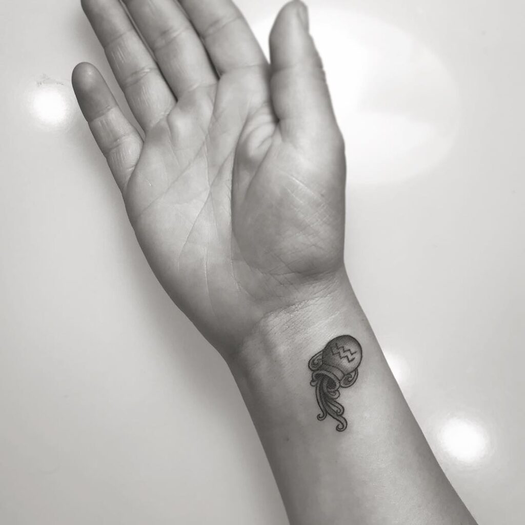 aquarius-jellyfish-tattoo-minimalist-wrist