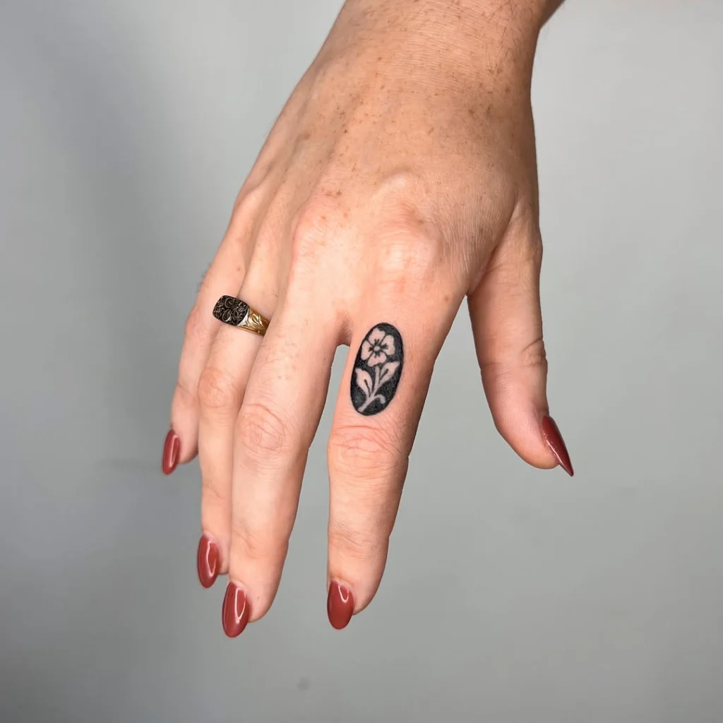 bold-floral-finger-tattoo-design