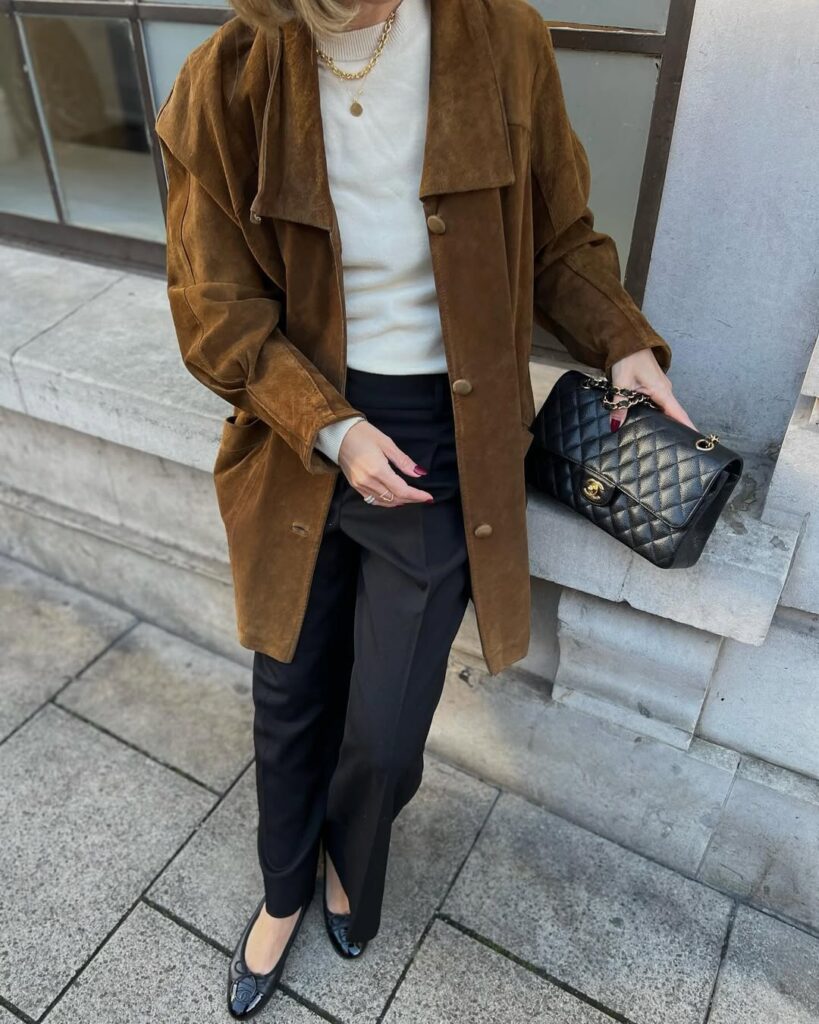 brown-suede-coat-black-pants-quilted-bag-look