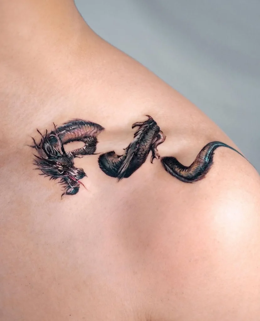 dragon-coiling-collarbone-tattoo