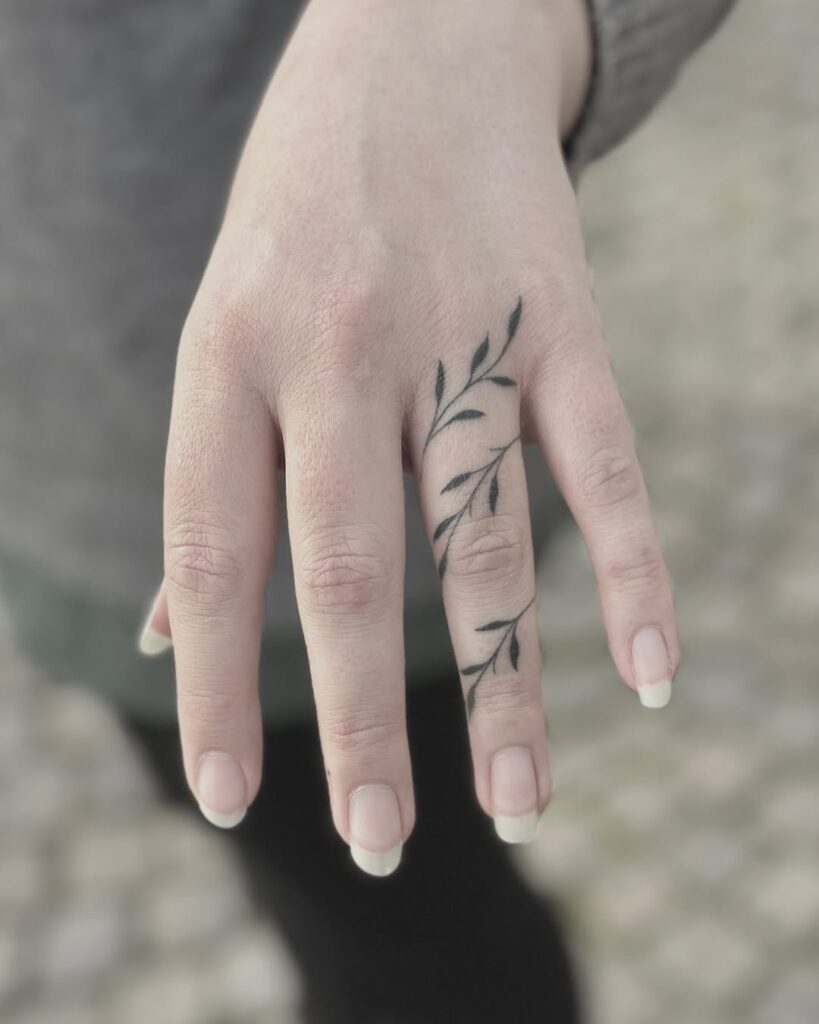 elegant-leaf-finger-tattoo-design