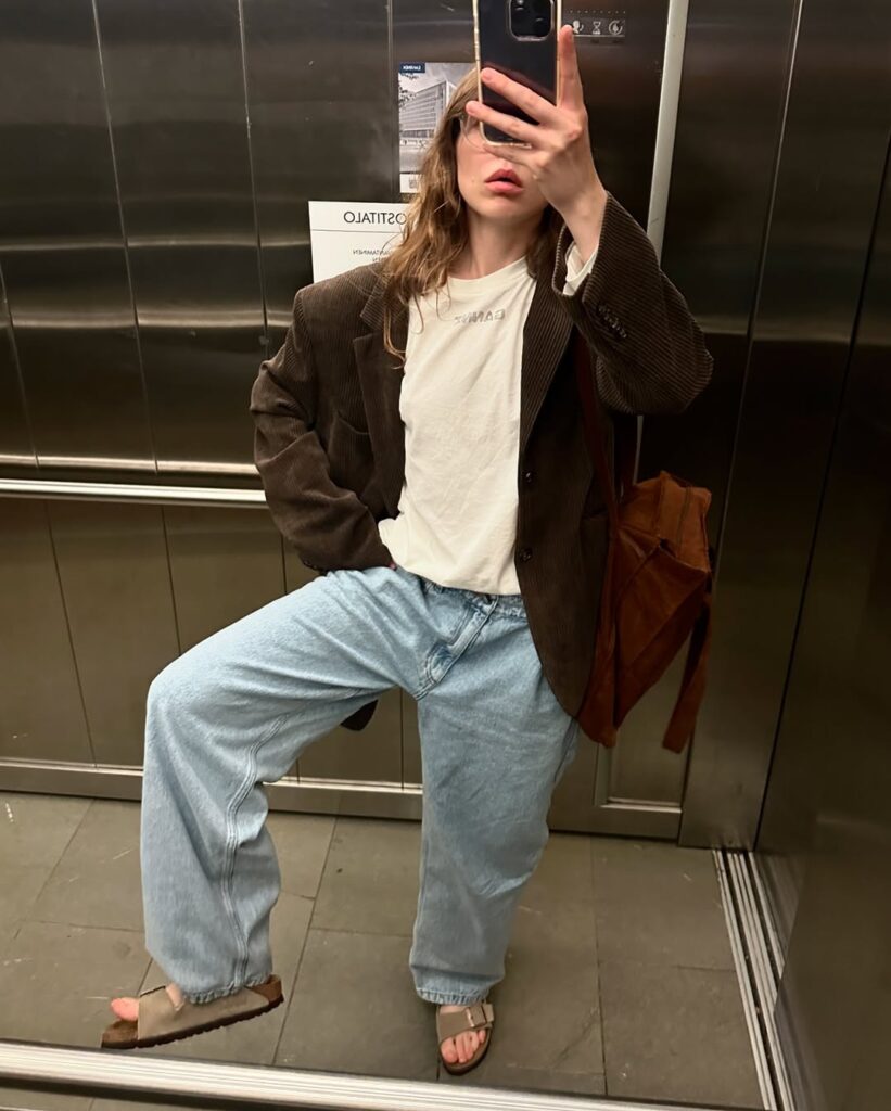 oversized-brown-blazer-light-blue-jeans-look