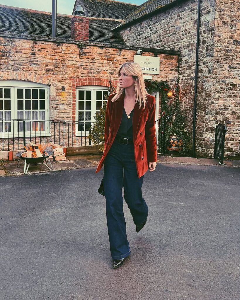 red-velvet-blazer-dark-denim-outfit