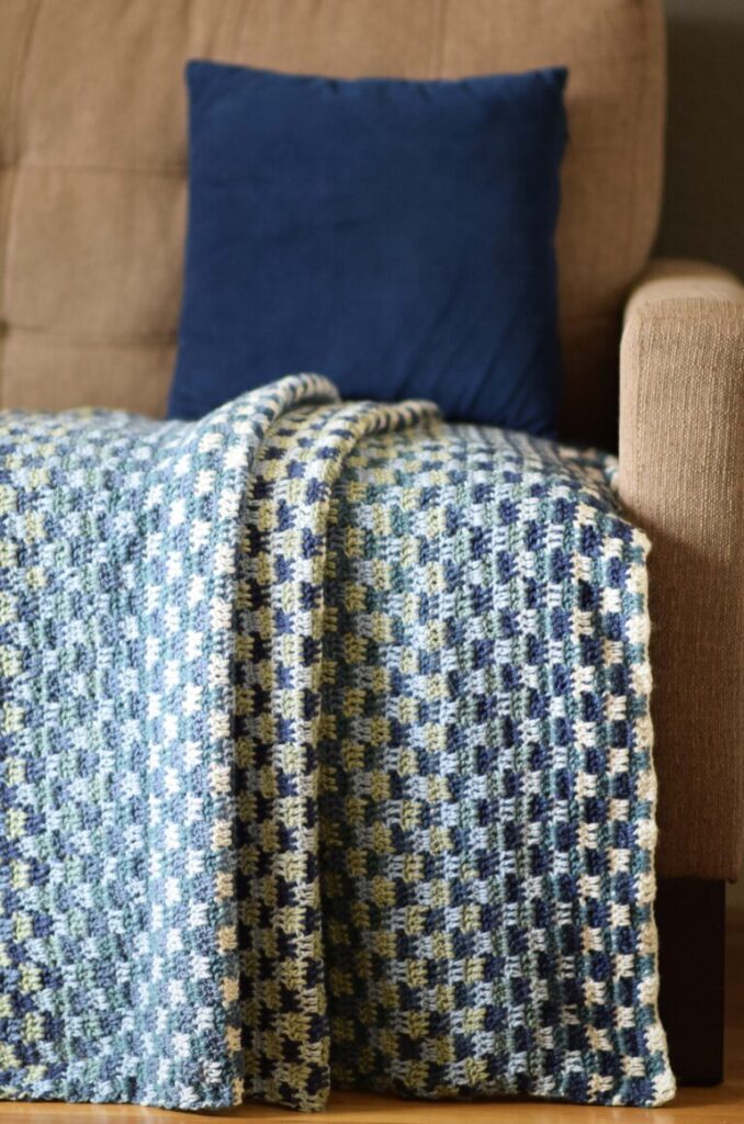 checkerboard-crochet-blanket-blue-tones