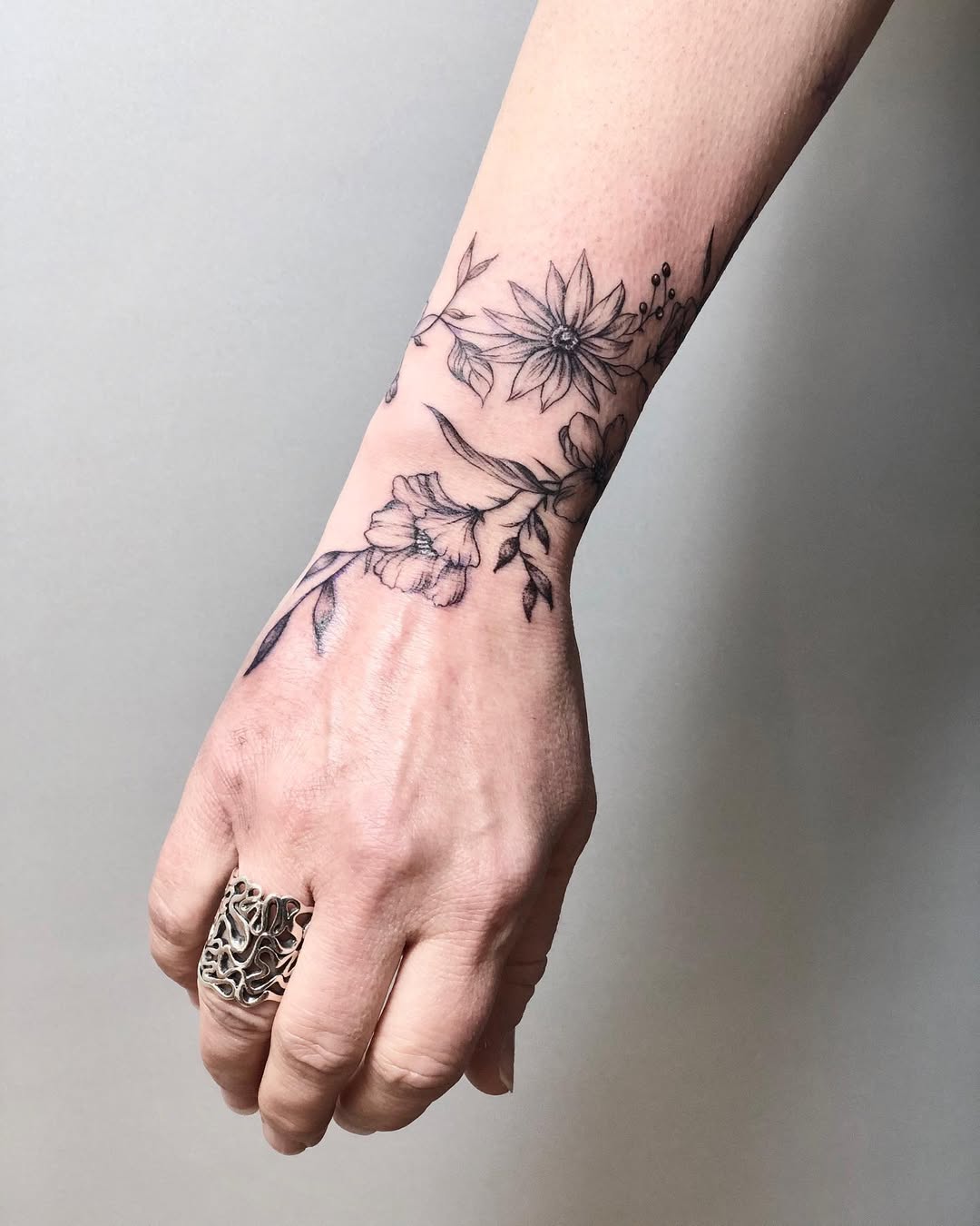 Elegant floral bracelet tattoo for a delicate vibe