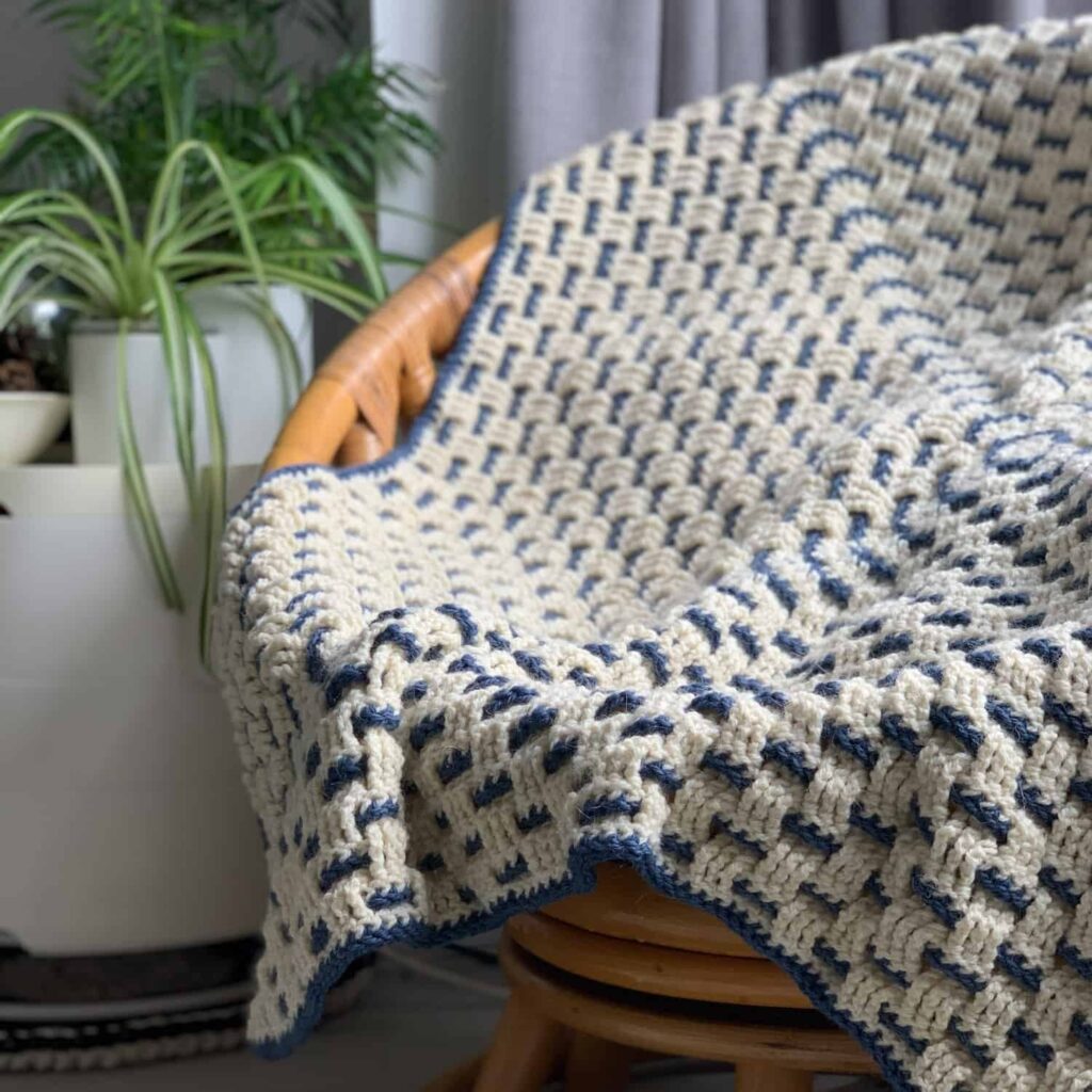 granny-weave-crochet-blanket-navy-cream