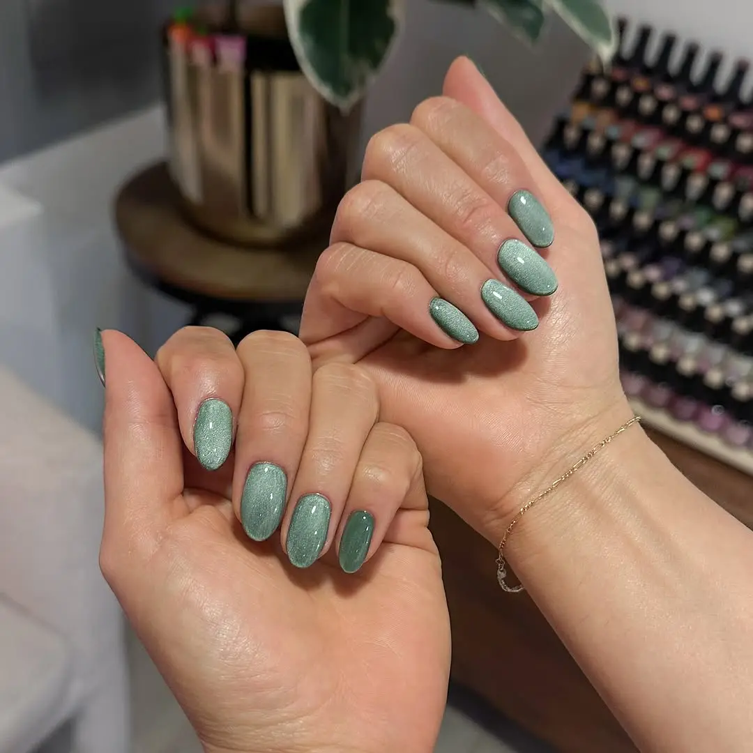 Elegant green nails with a shimmering finish