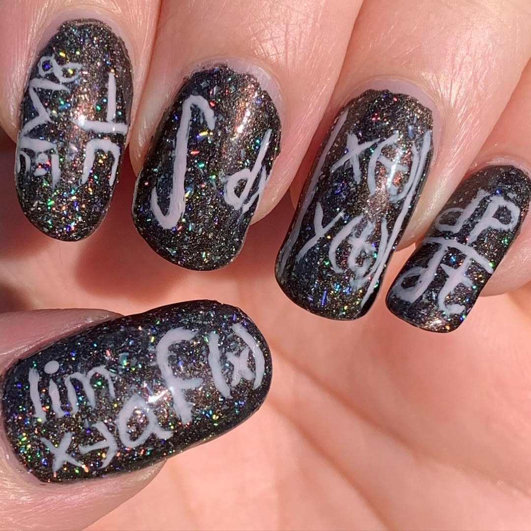 Sparkling nails with mathematical equations