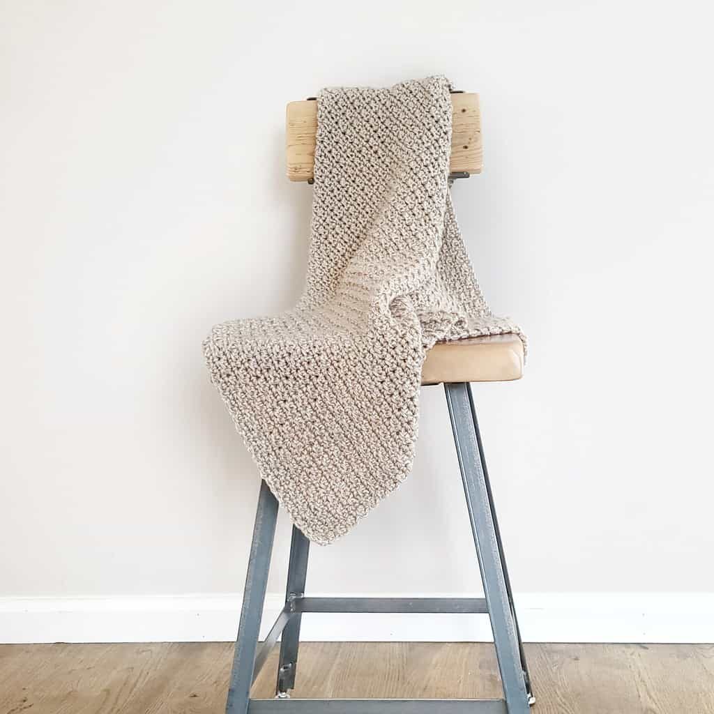 minimalist-crochet-blanket-neutral-beige