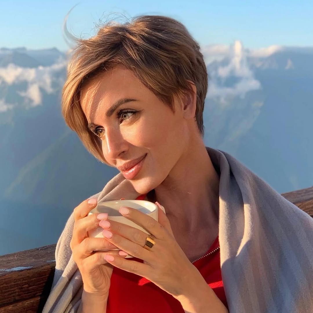 Elegant Pixie Bob Haircut with Nature's Backdrop