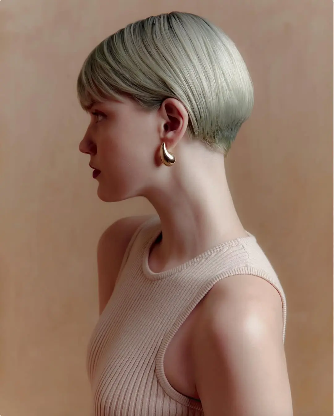 Chic Pixie Bob: Effortless Style from the Side