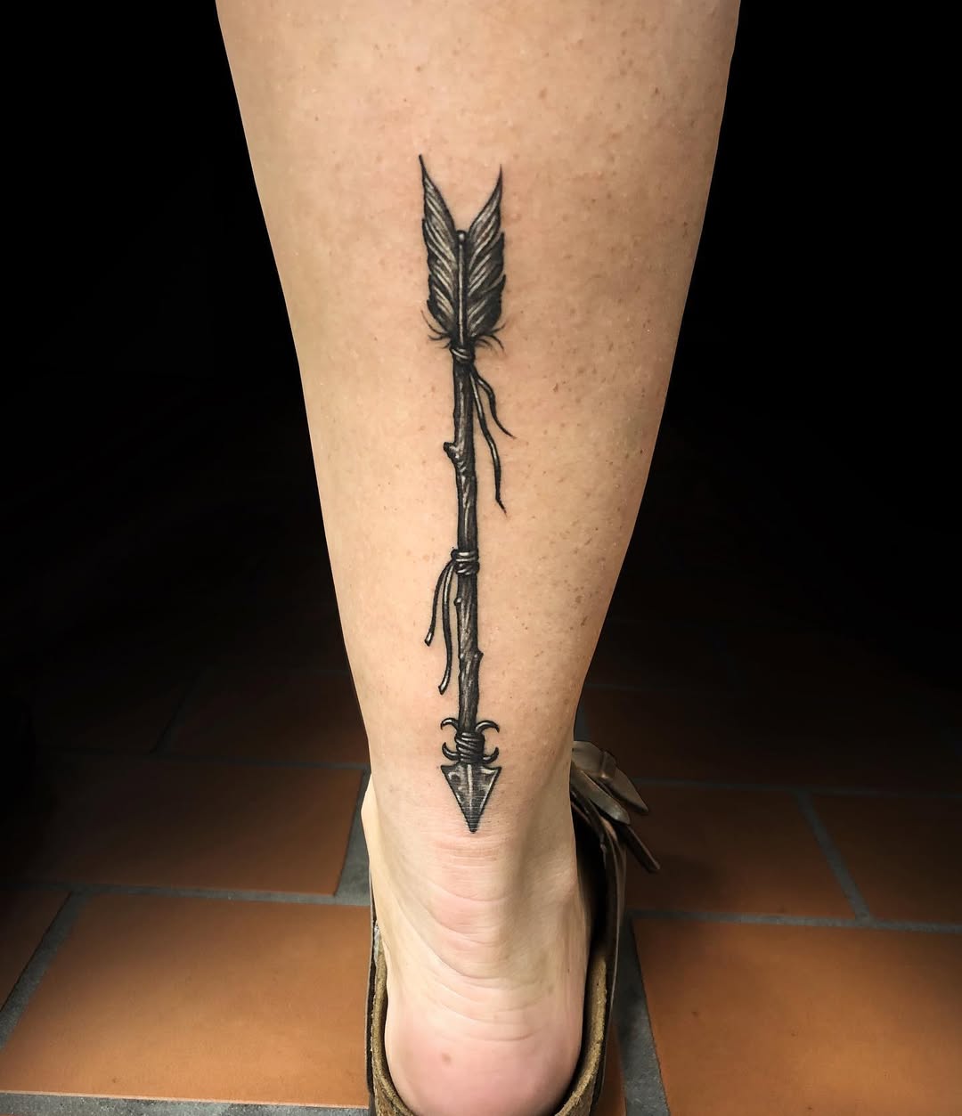 Elegant arrow tattoo design on the leg