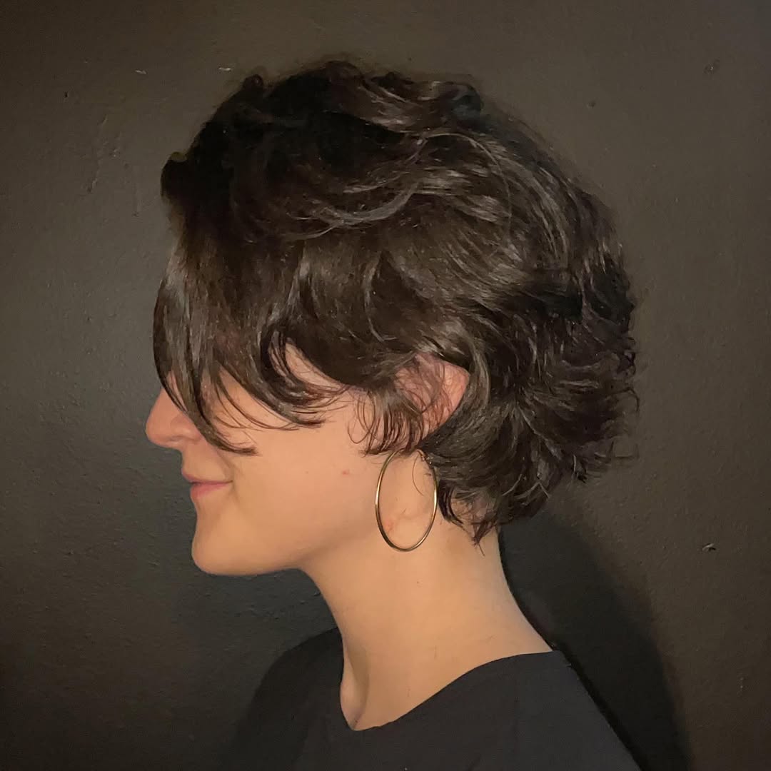 Chic Pixie Bob Haircut with Soft Waves