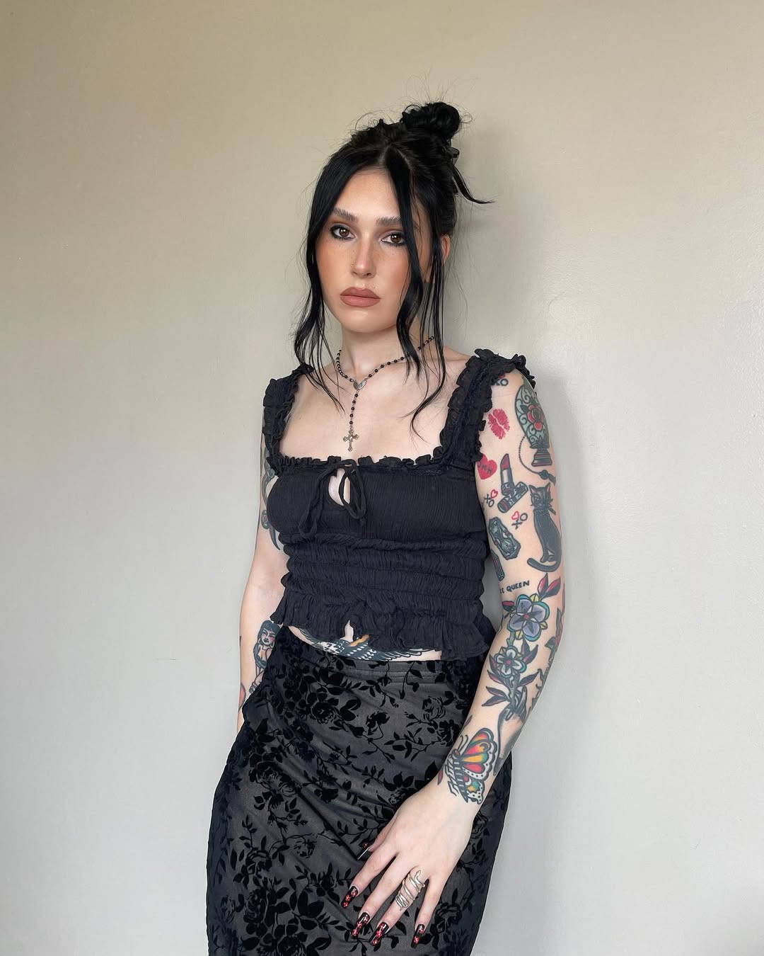 Chic black outfit with vintage vibes and tattoos