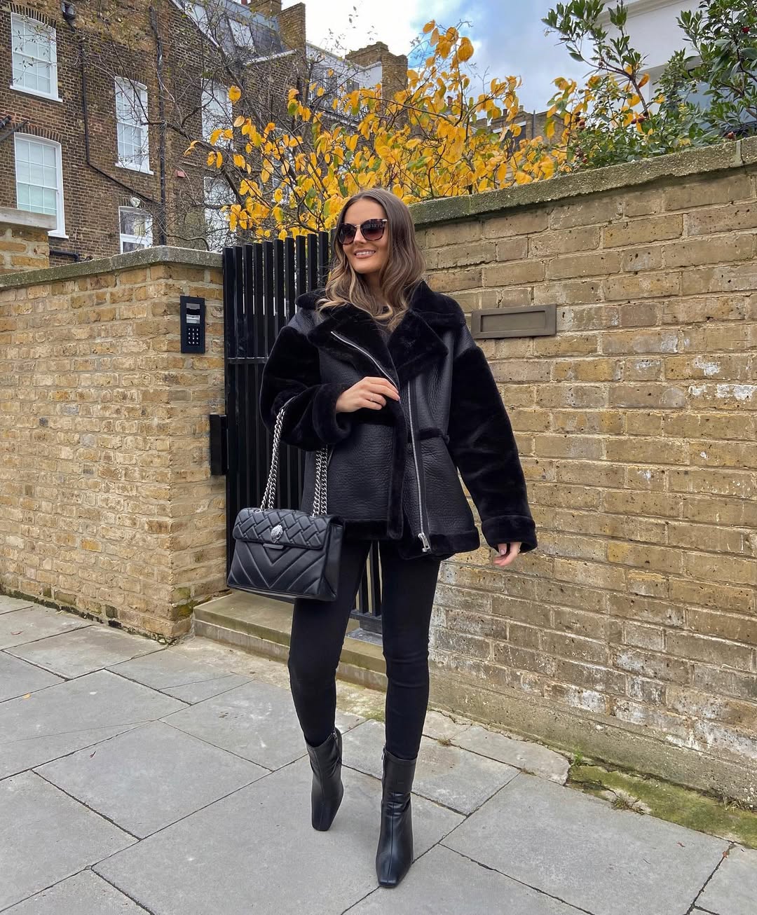 Stylish all black layered autumn outfit inspiration