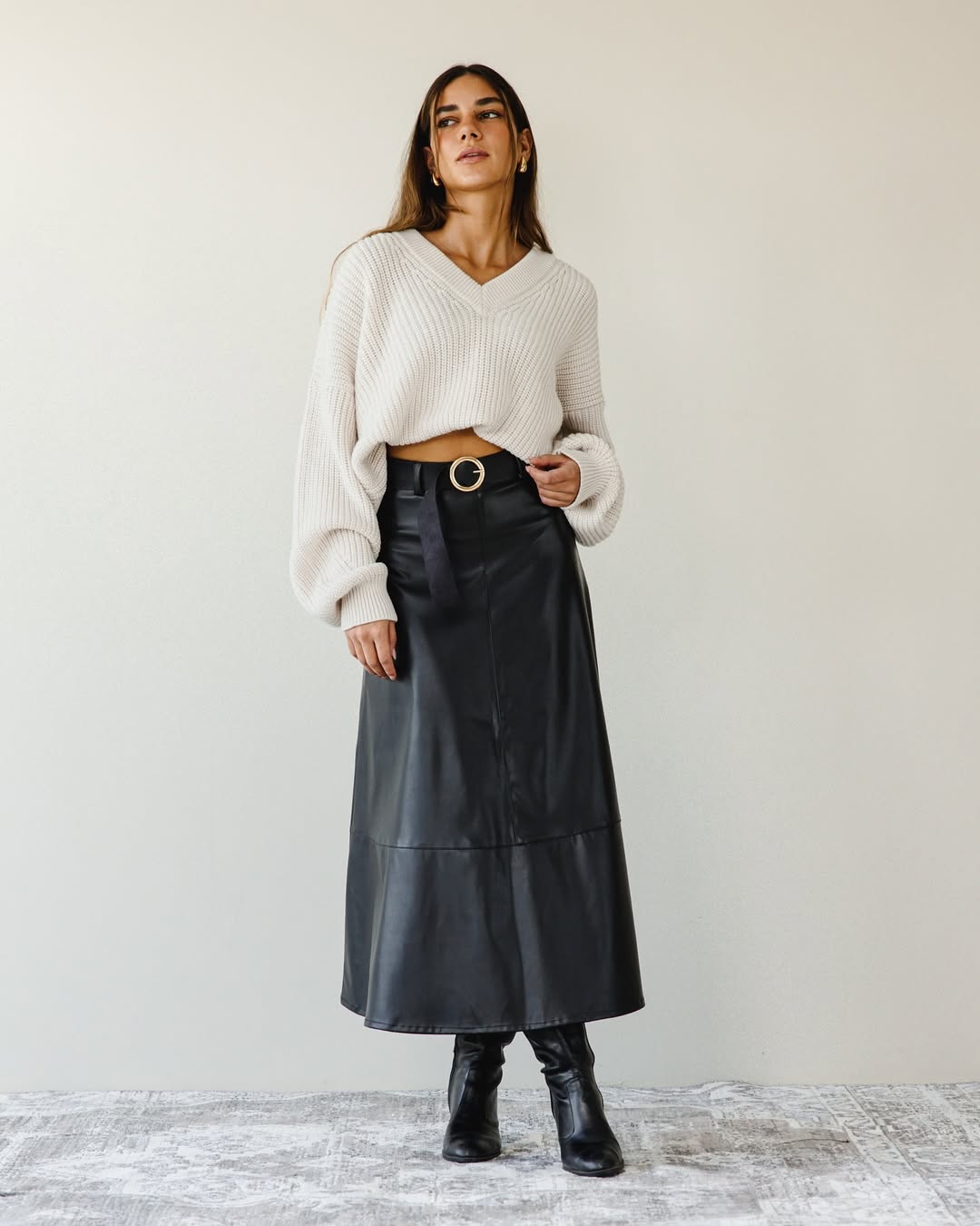 Chic and casual leather skirt ensemble