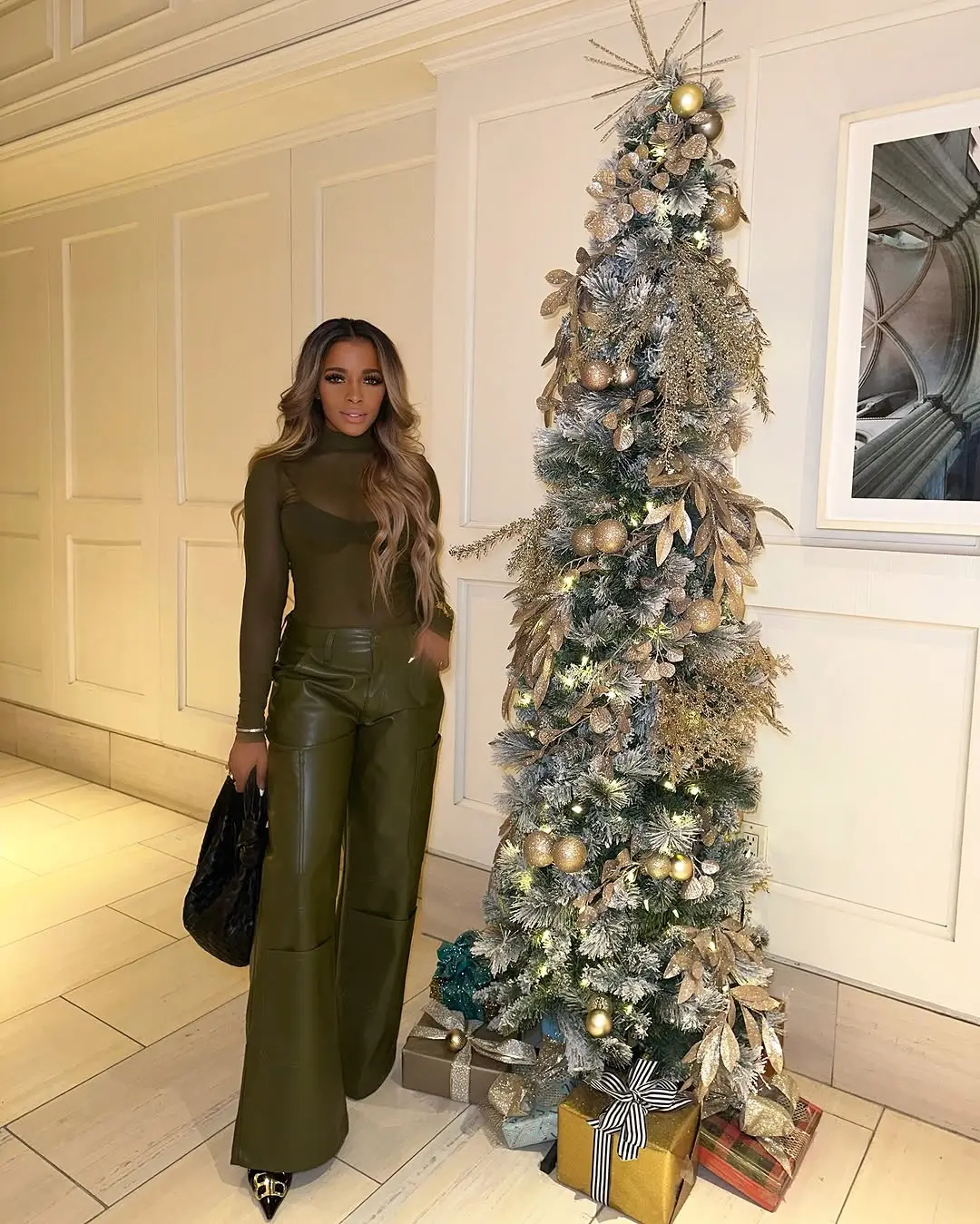 Chic Elegant Flare Pants Outfit for Holiday Gatherings