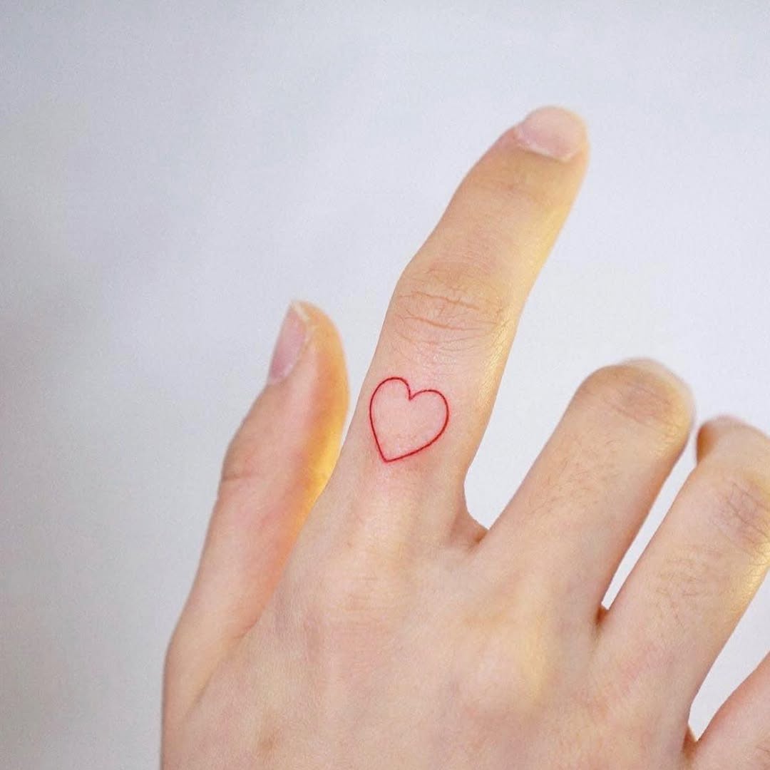 Charming and minimalist heart finger tattoo