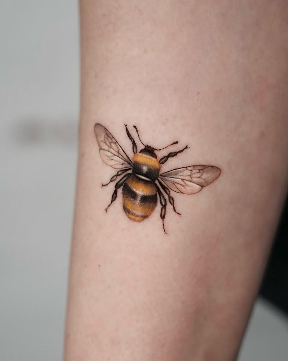 Stunning realistic bumblebee tattoo design