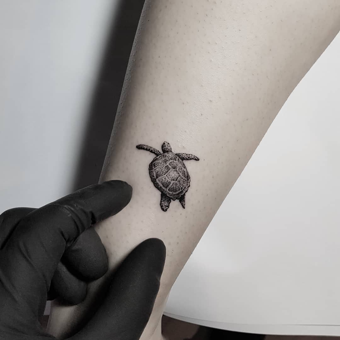 A striking realistic sea turtle tattoo design