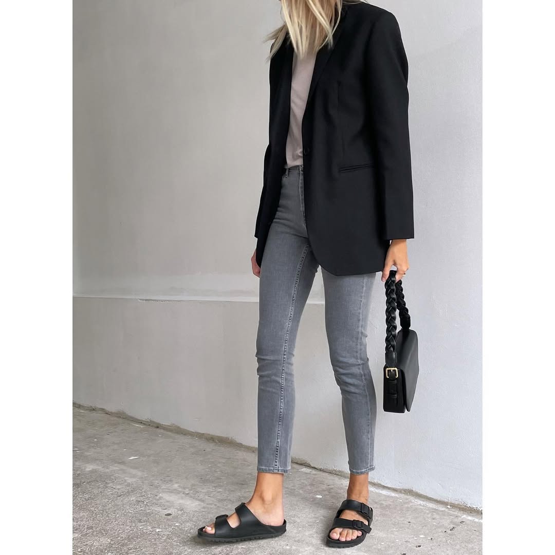 Chic casual look with skinny jeans and blazer