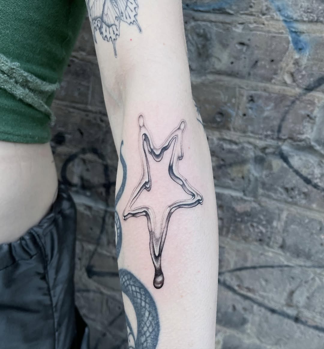 Minimalist star tattoo with fluid lines