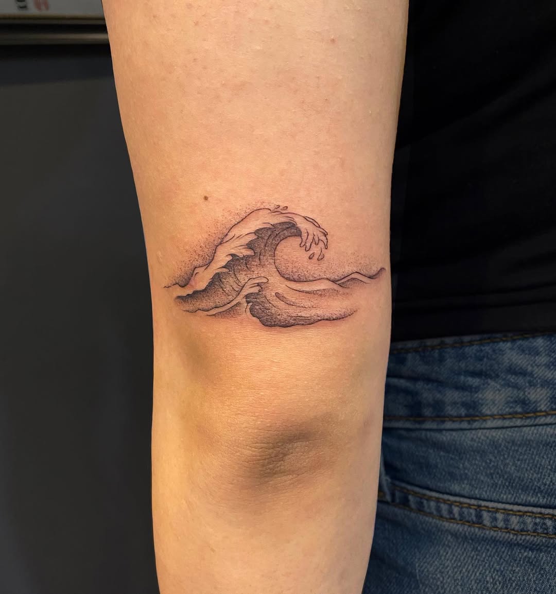 Stylish wave design on the elbow