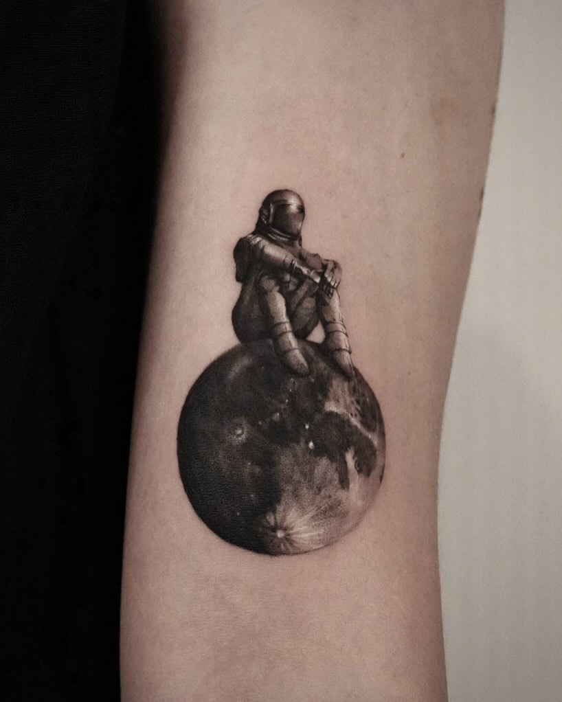 Stunning astronaut tattoo on a moon.