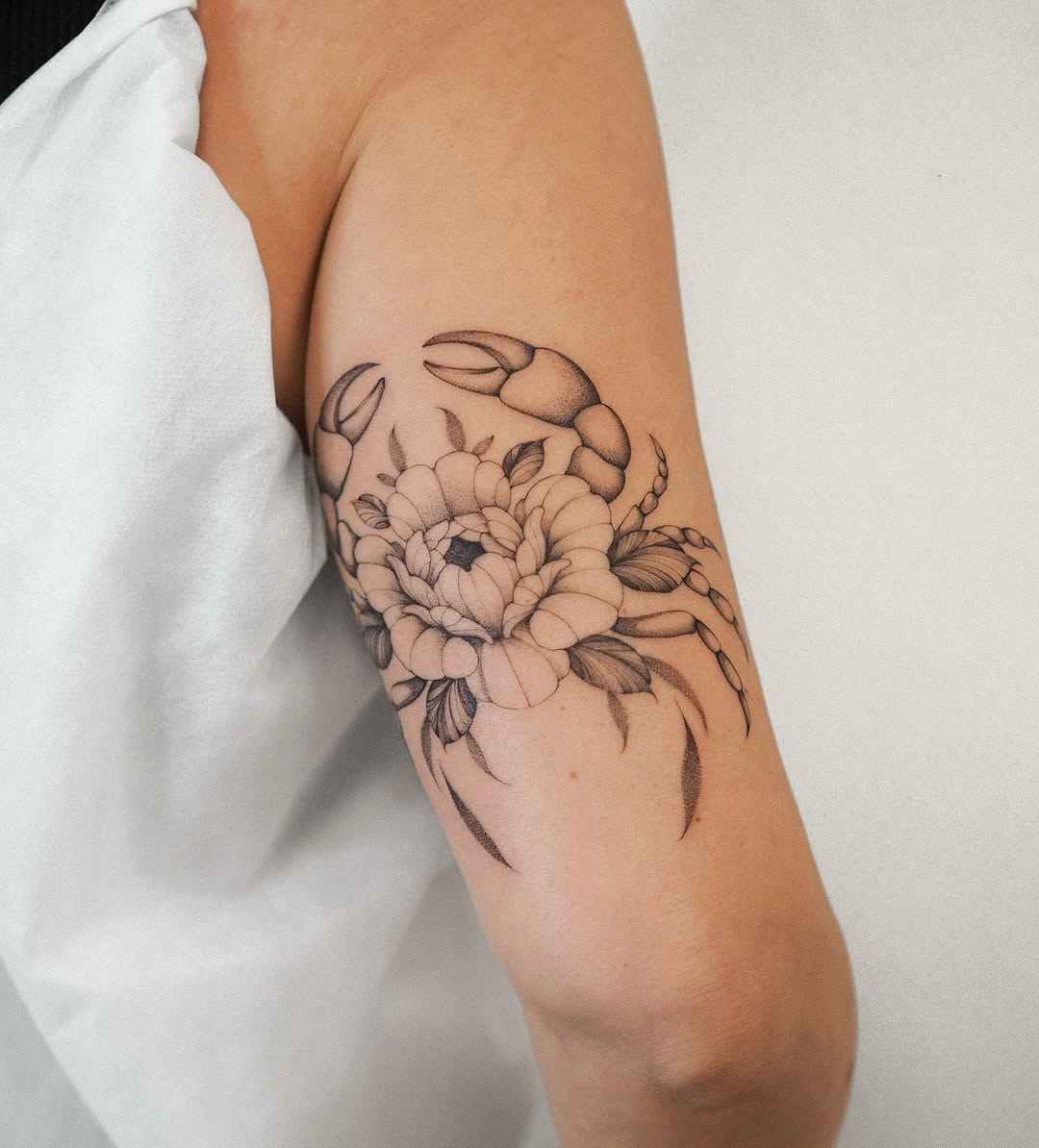 Elegant cancer zodiac tattoo design showcasing floral beauty