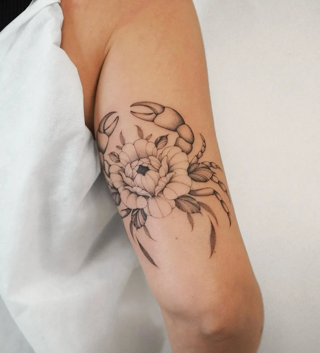 Elegant cancer zodiac tattoo design showcasing floral beauty