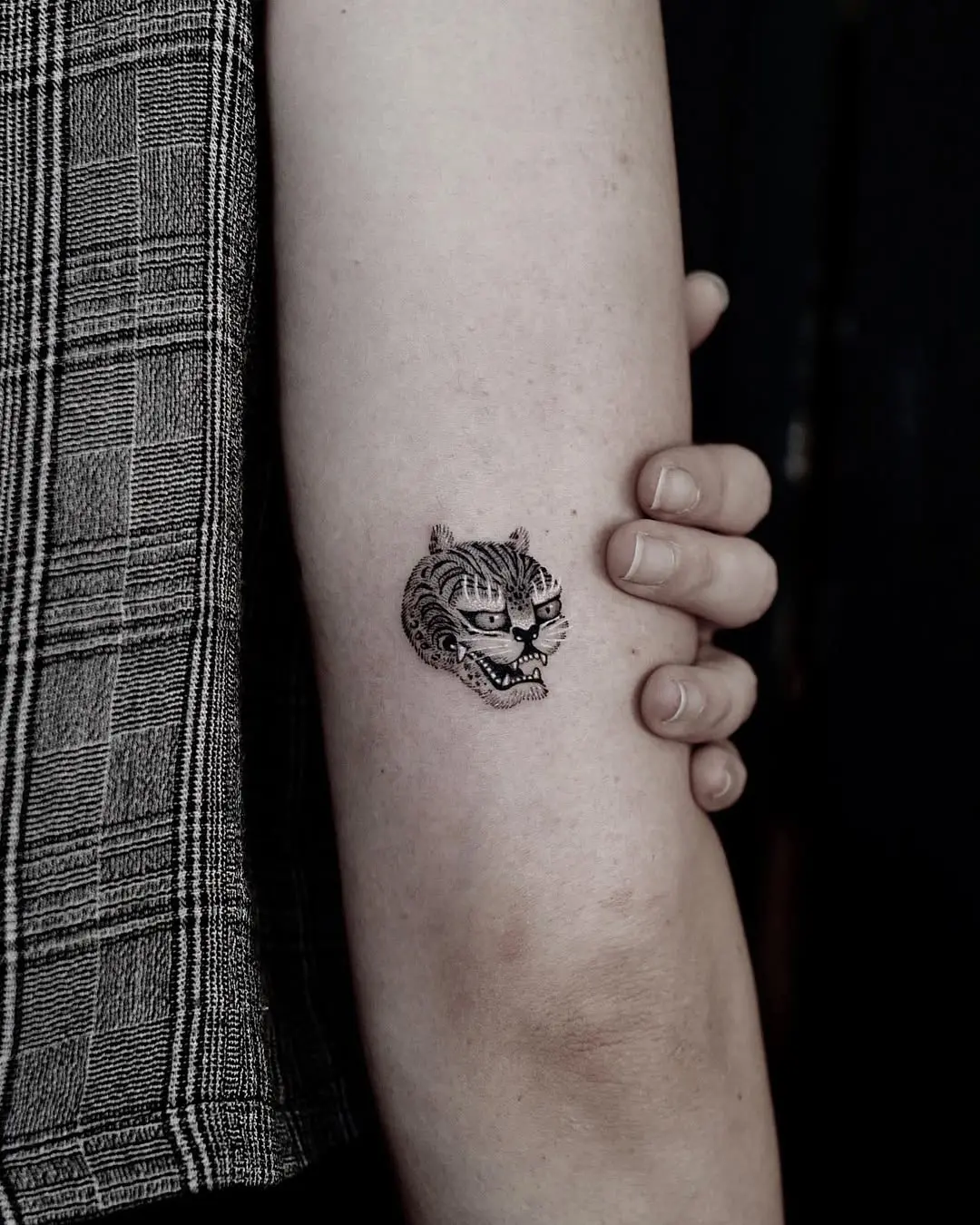 Intricate tiger head tattoo showcasing fierce elegance